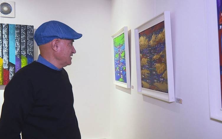 Li Stenbolê di pêşangehekê de tabloyên hunermendên Kurd cih digrin