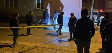 Li Xarpêtê ciwanek li ber deriyê mala xwe hat gulebarankirin