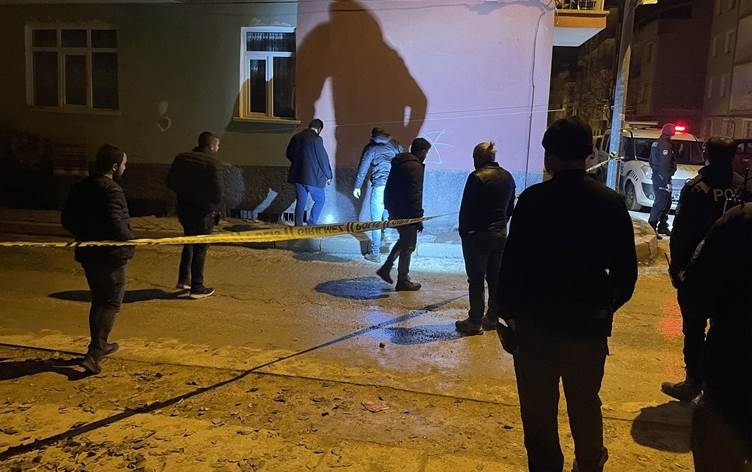 Li Xarpêtê ciwanek li ber deriyê mala xwe hat gulebarankirin