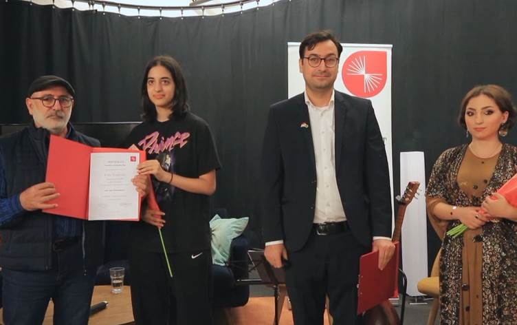 Li bajarê Viyenayê zarokên Kurd û biyanî fêrî Kurdî dibin