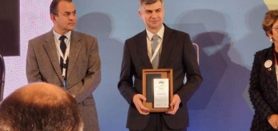 لأول مرة .. طبيب كوردي يحصل على جائزة دولية