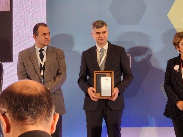 لأول مرة .. طبيب كوردي يحصل على جائزة دولية