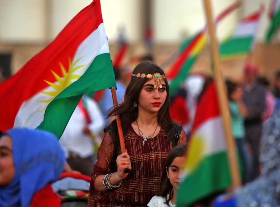 ئاڵای كوردستان رەمزی هەرمانی كورد و لە دەستێكی ئەمین پارێزراوە