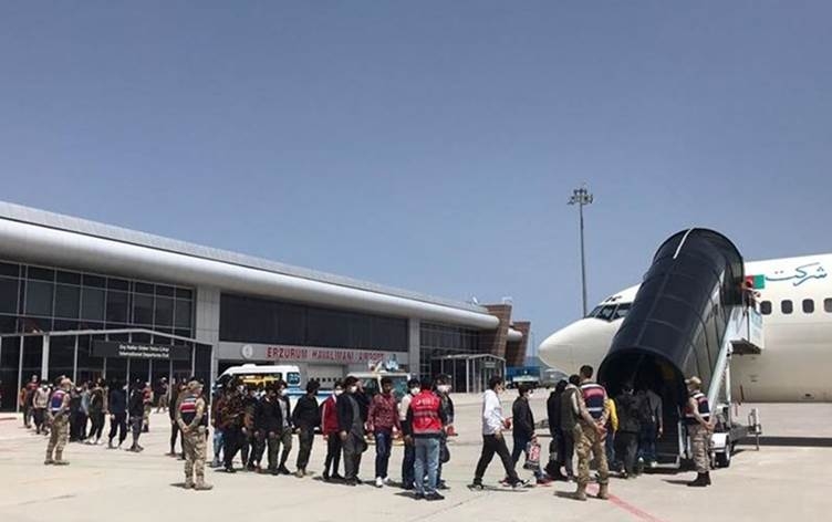 Tirkiye: Di hefteyekê de 3 hezar û 222 koçber hatine dersînorkirin