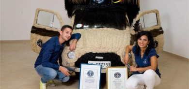 ئوتۆمبێلی رازاوە بە قژی ئافرەتان