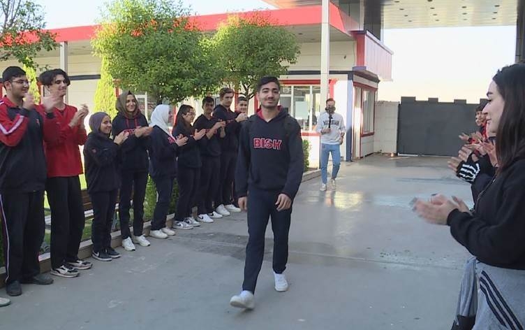 طالب كوردي من روجآفا يحرز المرتبة الأولى على مستوى العراق في اختبار دولي