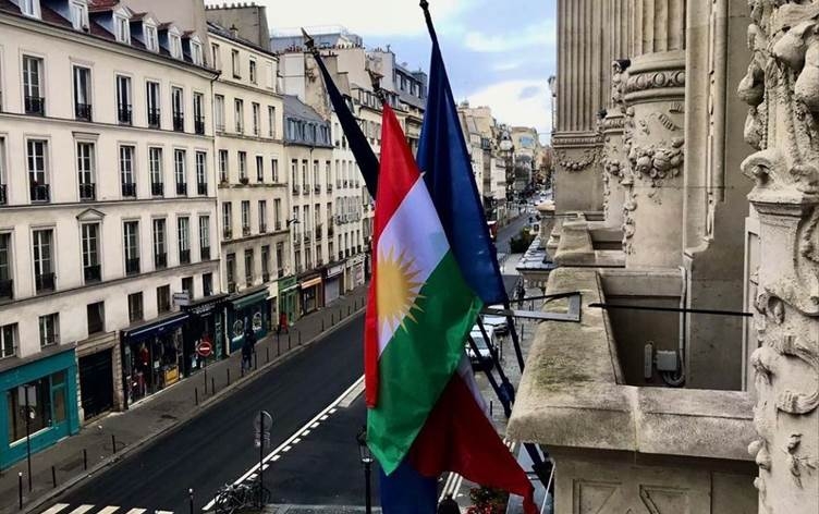 Şaredariya herêma 10emîn a Parîsê Alaya Kurdistanê li avahiya xwe daliqand