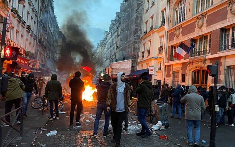 Bertekên Kurdan li hember tundûtûjiyên di xwepêşandanên Parîsê de