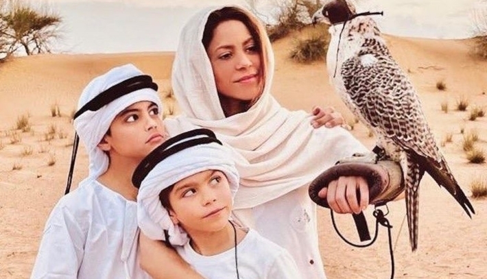 شاكيرا في صحراء دبي بالزي الخليجي: 