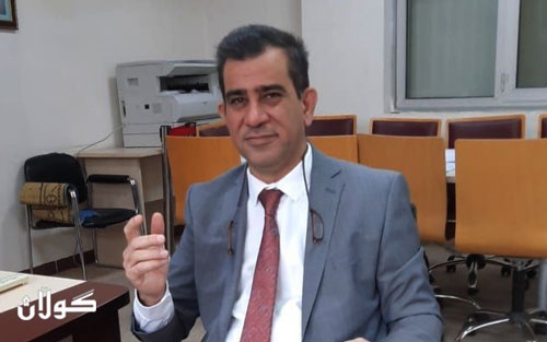 دكتۆر سەڵاحەدین یاسین  سەرۆكی بەشی ئەندازیاریی تەلارسازی لە زانكۆی سەڵاحەدین بۆ گوڵان:     كێشەی تەلارسازیی هەولێر لە ماستەرپلاندا نییە، بەڵكو لە نەخشەی وردەكاریدایە     كە دیزاینی بازنەیی هەولێری كردووەتە شارێكی میترۆپۆڵ