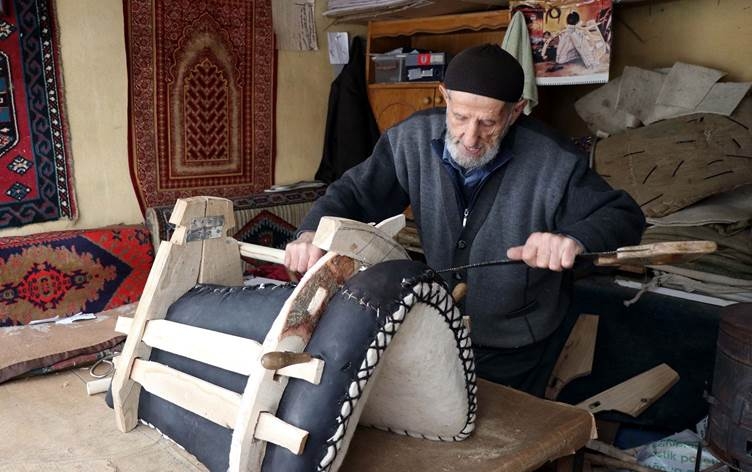 Hosteyê kurtanan ê 80 salî li ser daxwaza gundiyan karê xwe didomîne