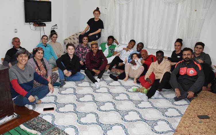 Futbolîstên jin ên Afrîkayî li Colemêrgê fêrî stran û govendên Kurdî dibin