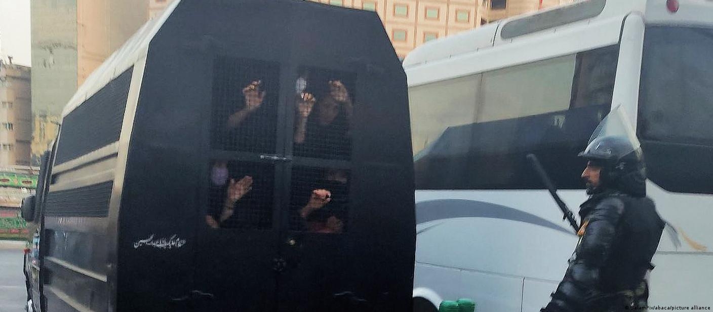 Iran: Journalist employed by reformist newspaper arrested