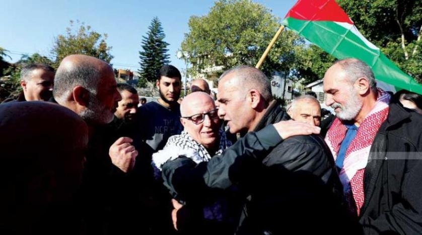 إسرائيل تعاقب السلطة... «ولا تريد انهيارها»