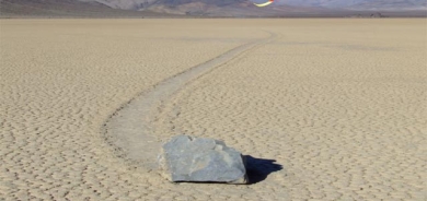 نهێنیەكانی بەردی رۆیشتوو