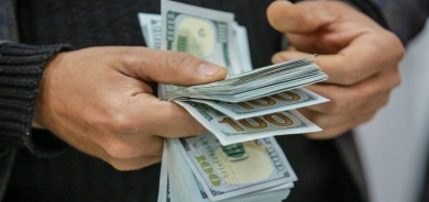 خبير اقتصادي: لا يمكن تحديد فترة لإنهاء أزمة ارتفاع الدولار.. بيعه للمسافرين وغيرهم لن يحل الأزمة