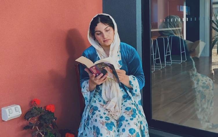 Jineke ji Urmiyê komkujî û êşa Şingalê kiriye pirtûk