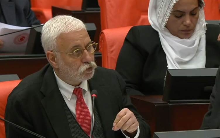 Saruhan Oluç: Kujerê ciwanê Kurd hat xelatkirin