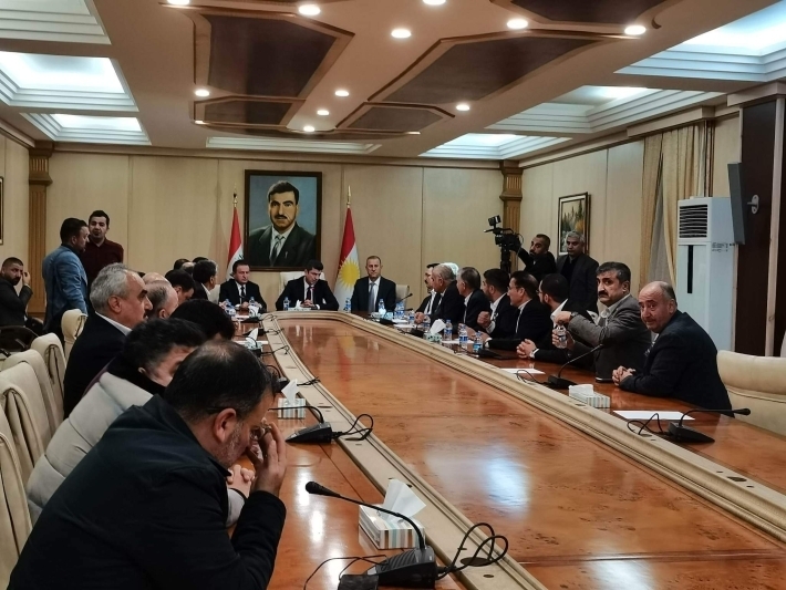 Hejmarek kesayetiyên Bakurê Kurdistanê ji bo beşdarbûna merasîma oxirkirina qurbaniyên bajarê Merdînê gihîştin Duhokê