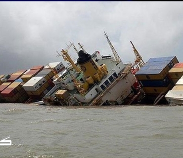 نوقمبوونی کەشتییەکی بارهەڵگر لە ئاوەکانی شاری ناگازاکی ژاپۆن