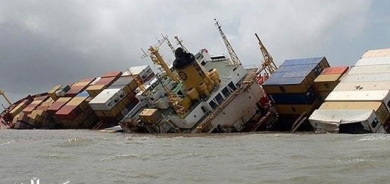 نوقمبوونی کەشتییەکی بارهەڵگر لە ئاوەکانی شاری ناگازاکی ژاپۆن