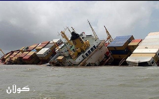 نوقمبوونی کەشتییەکی بارهەڵگر لە ئاوەکانی شاری ناگازاکی ژاپۆن