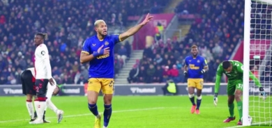 إيدي هاو ينعش آمال نيوكاسل في حصد أول لقب منذ 68 عاماً