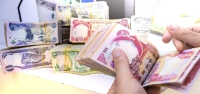 اقتصاديون: دخل الموظف تأثر بارتفاع سعر الدولار أمام الدينار العراقي