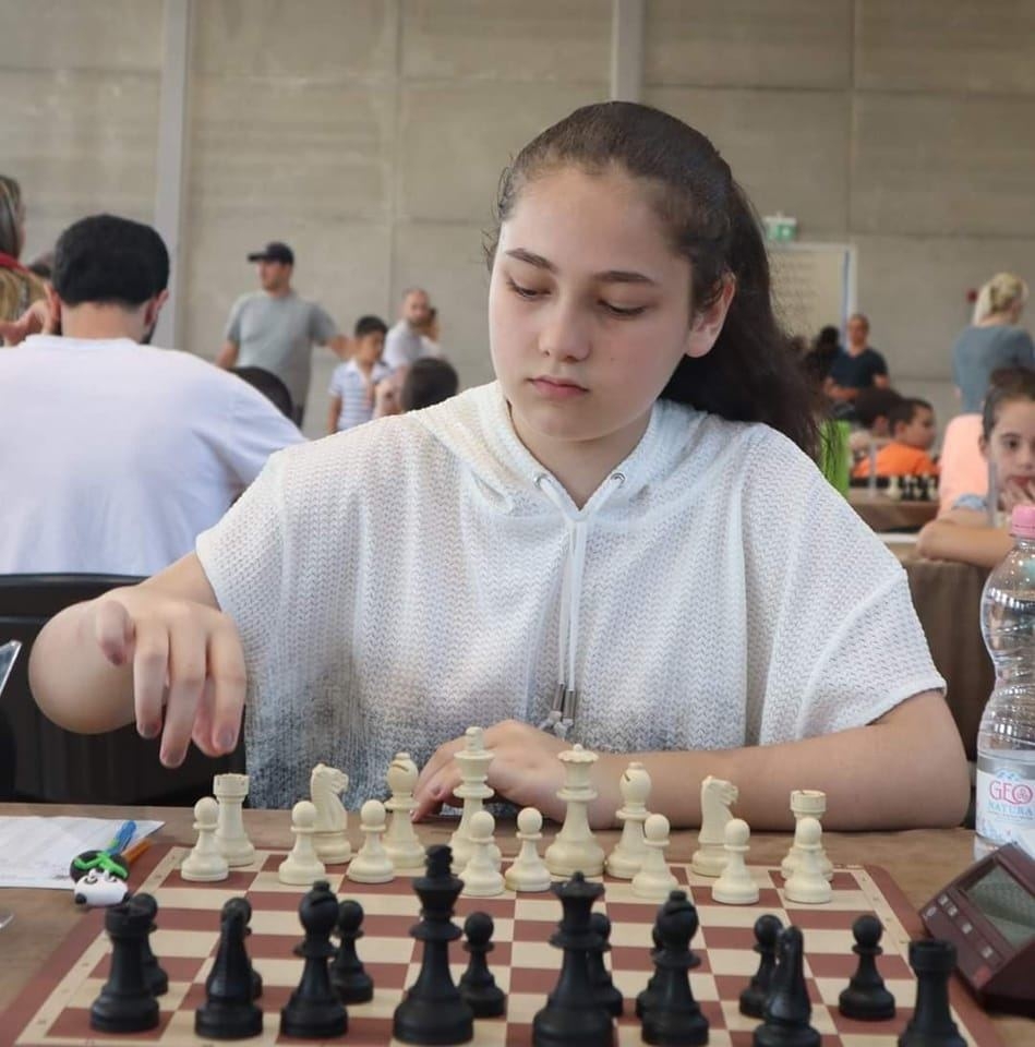 شه‌تره‌نج یارییه‌كی به‌سووده‌ بۆ چالاككردنی مێشك، بۆیه‌ به‌رده‌وام ده‌بم تا ئه‌وكاته‌ی به‌خه‌ونه‌كه‌م ده‌گه‌م