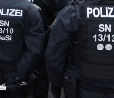 گروپێکی ڕەگەزپەرست هێرش دەکەنە سەر خێزانێکی موسڵمان