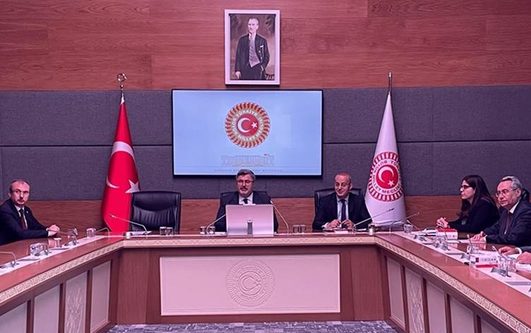 Biryara rakirina parêzbendiya parlamenterekî CHPê û ÎYÎ Partiyê hat dayîn