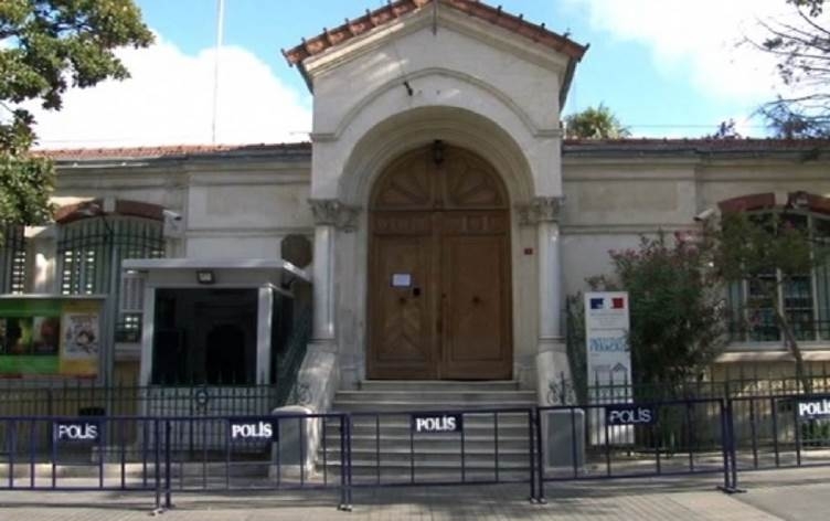 Fransayê konsulxaneya xwe ya Stenbolê girt