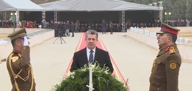 Mesrûr Barzanî tacegulek li ser monûmenta şehîdên 1ê Sibatê danî