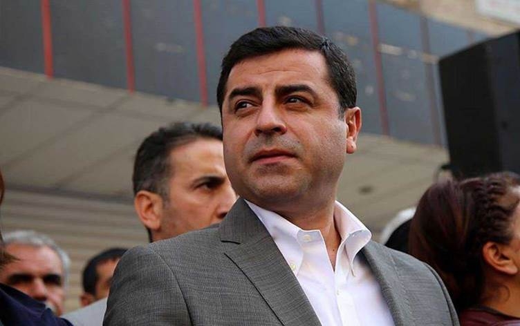 Demirtaş: Girtî hemû amade ne xwînê bidin û betaniyên xwe ji mexdûrên erdhejê re bişînin