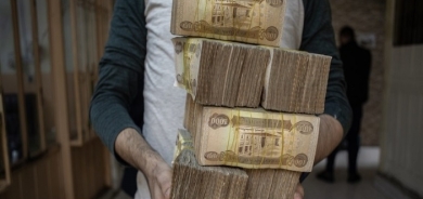 خبيرة اقتصادية تكشف السبب وراء تذبذب سعر صرف الدولار امام الدينار ومتى سيستقر