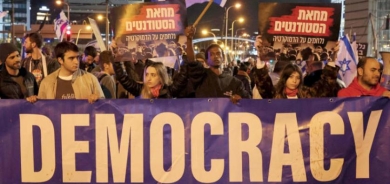 مئات ضباط الاحتياط في مسيرة ضد «انقلاب نتنياهو» على القضاء