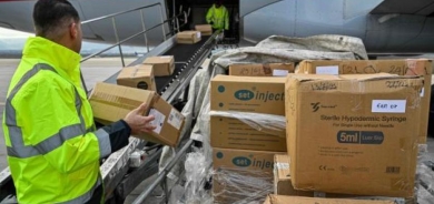 اليونان تنحي الخصومة جانباً وترسل 80 طناً من المساعدات لتركيا