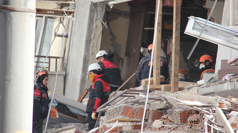 Li Diyarbekirê jinek piştî 122 demjimêran ji bin kavilan hat rizgarkirin