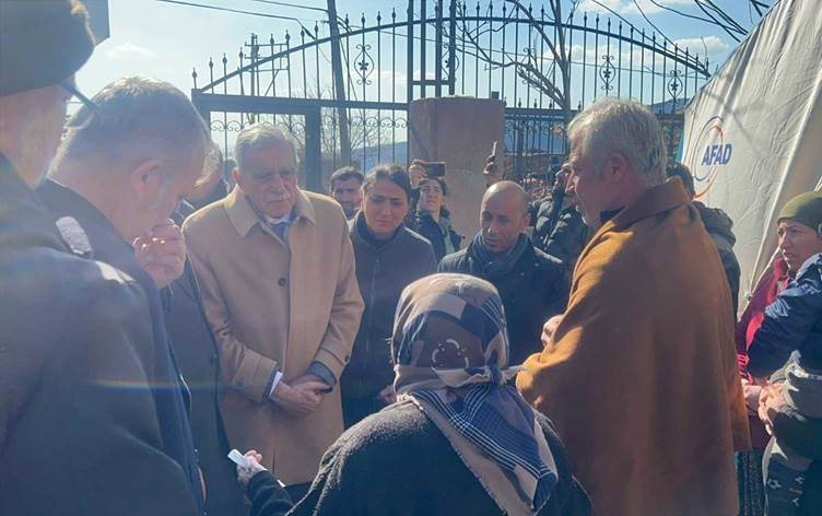 Siyasetvanê Kurd Ahmet Turk di erdhejê de 17 xizmên xwe ji dest dane