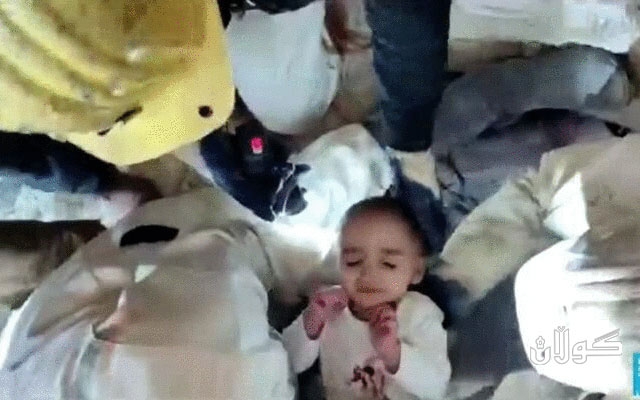 بوومەلەرزەکەی تورکیا؛ دوای 131 کاتژمێر منداڵێک لە ژێر بینایەكی ڕووخاو دەرهێنرا