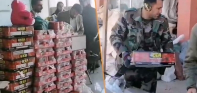 بيشمركة يخصصون جزءاً من موادهم الغذائية لمتضرري الزلزال