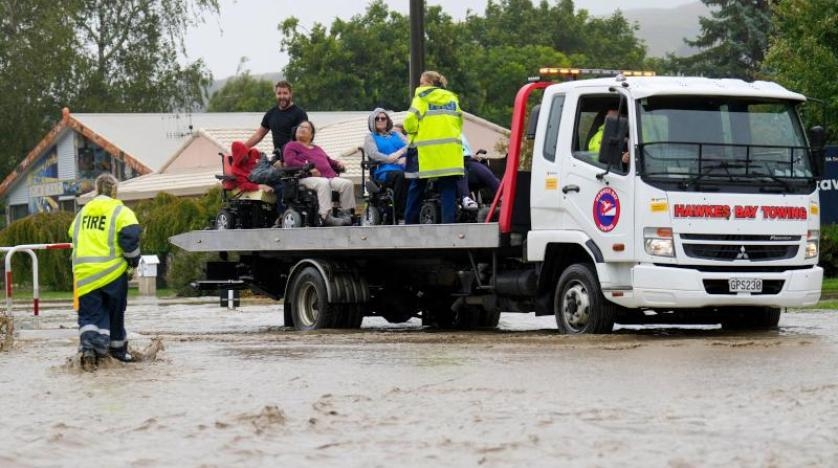 نيوزيلندا تعلن حالة الطوارئ بسبب إعصار عنيف