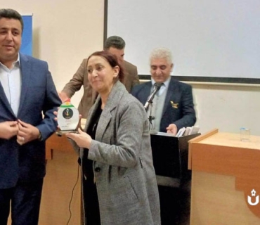 ناوەندی ڕەوەندی کوردستانی خەڵاتی ڕێزلێنانی بە شاعیری ئەمازیخی (مەلیکە مەزان )بەخشی.