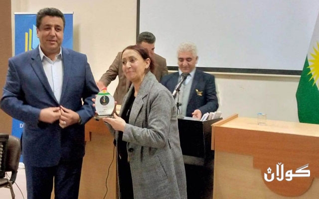 ناوەندی ڕەوەندی کوردستانی خەڵاتی ڕێزلێنانی بە شاعیری ئەمازیخی (مەلیکە مەزان )بەخشی.