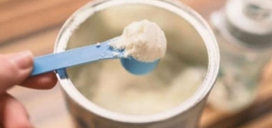 لا يحتوي على فوائد صحية .. دراسة صادمة عن حليب الأطفال الصناعي!