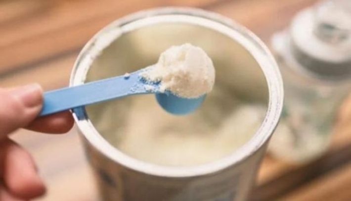 لا يحتوي على فوائد صحية .. دراسة صادمة عن حليب الأطفال الصناعي!