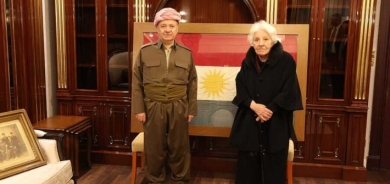 سينم خان بدرخان تسلم الرئيس بارزاني علماً لكوردستان عمره 104 سنوات