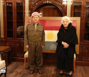 سینەم بەدرخان ئەو ئاڵایەی کە ئەمانەت بوو لە لای، ڕادەستی سەرۆک مەسعود بارزانیی کرد