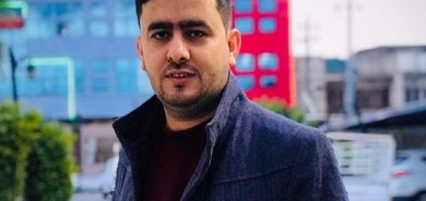 (عەبدولباست ڕۆستەم خدر)ناسراو بە باست بەختەوەر بوخچەی شیعری بۆ گوڵان دەكاتەوە