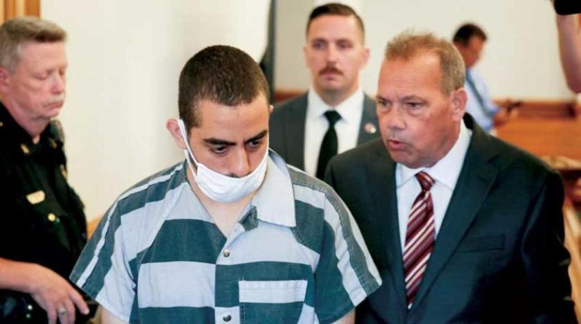 إيران «تكافئ» مهاجم سلمان رشدي بقطعة أرض